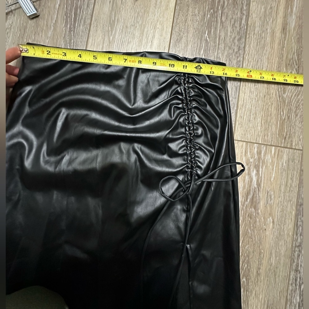 🛍️ sexy Faux leather skirt with split side excellent. - Picture 5 of 7